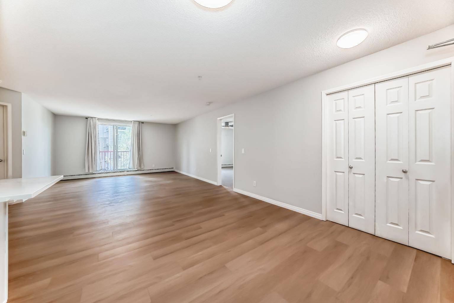 Calgary, AB T3K 5J8,9 Country Village Bay NE #207