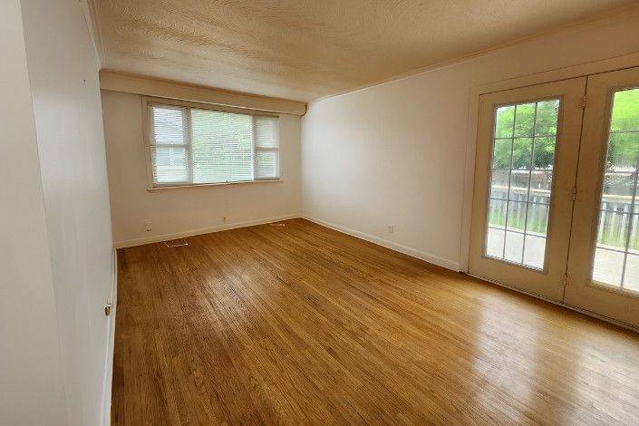Collingwood, ON L9Y 2Z7,635 Oak ST