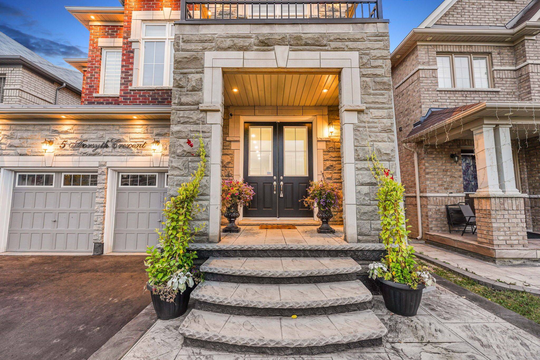 Brampton, ON L6X 5N2,5 Forsyth CRES E