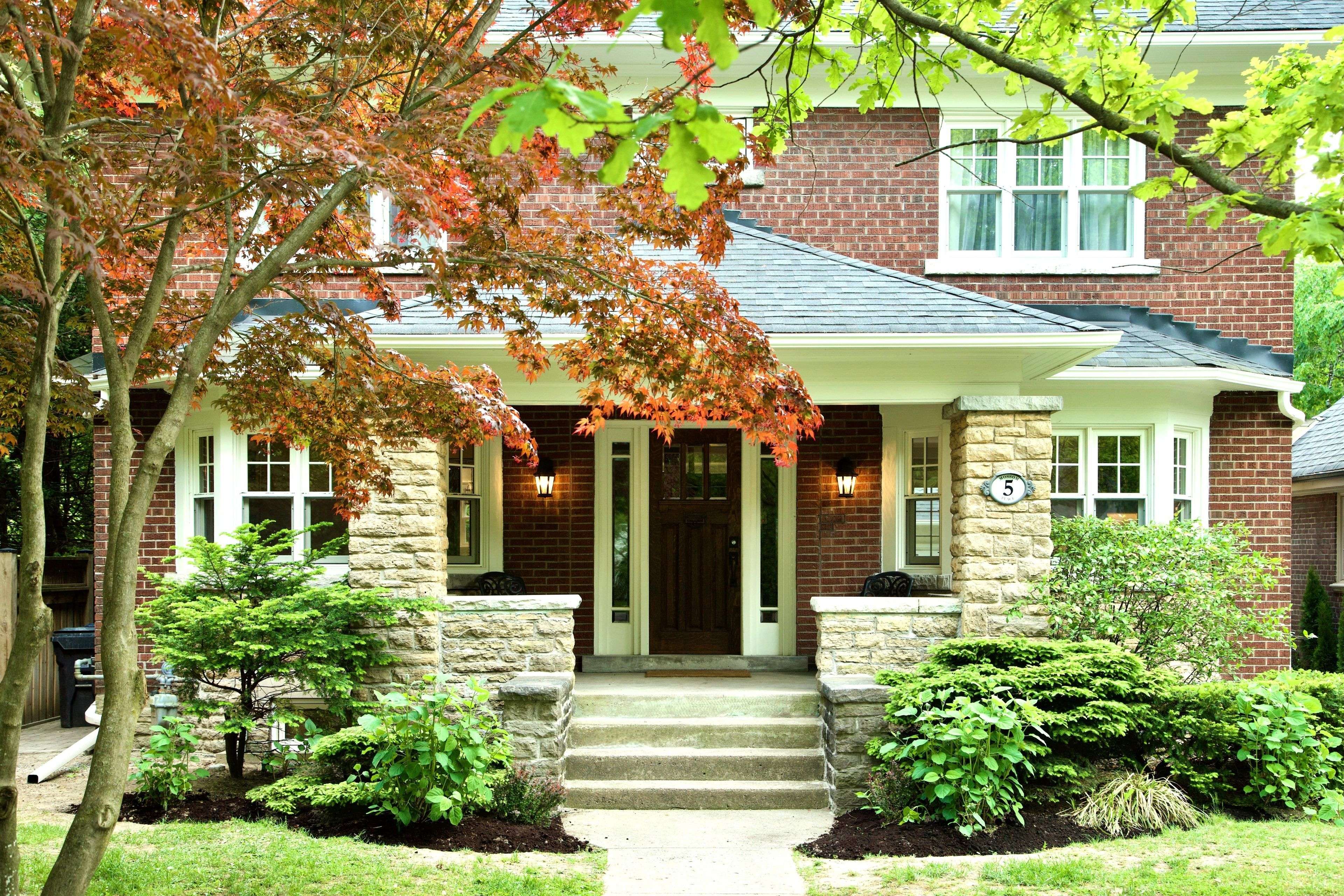 5 Mossom PL, Toronto W01, ON M6S 1G4