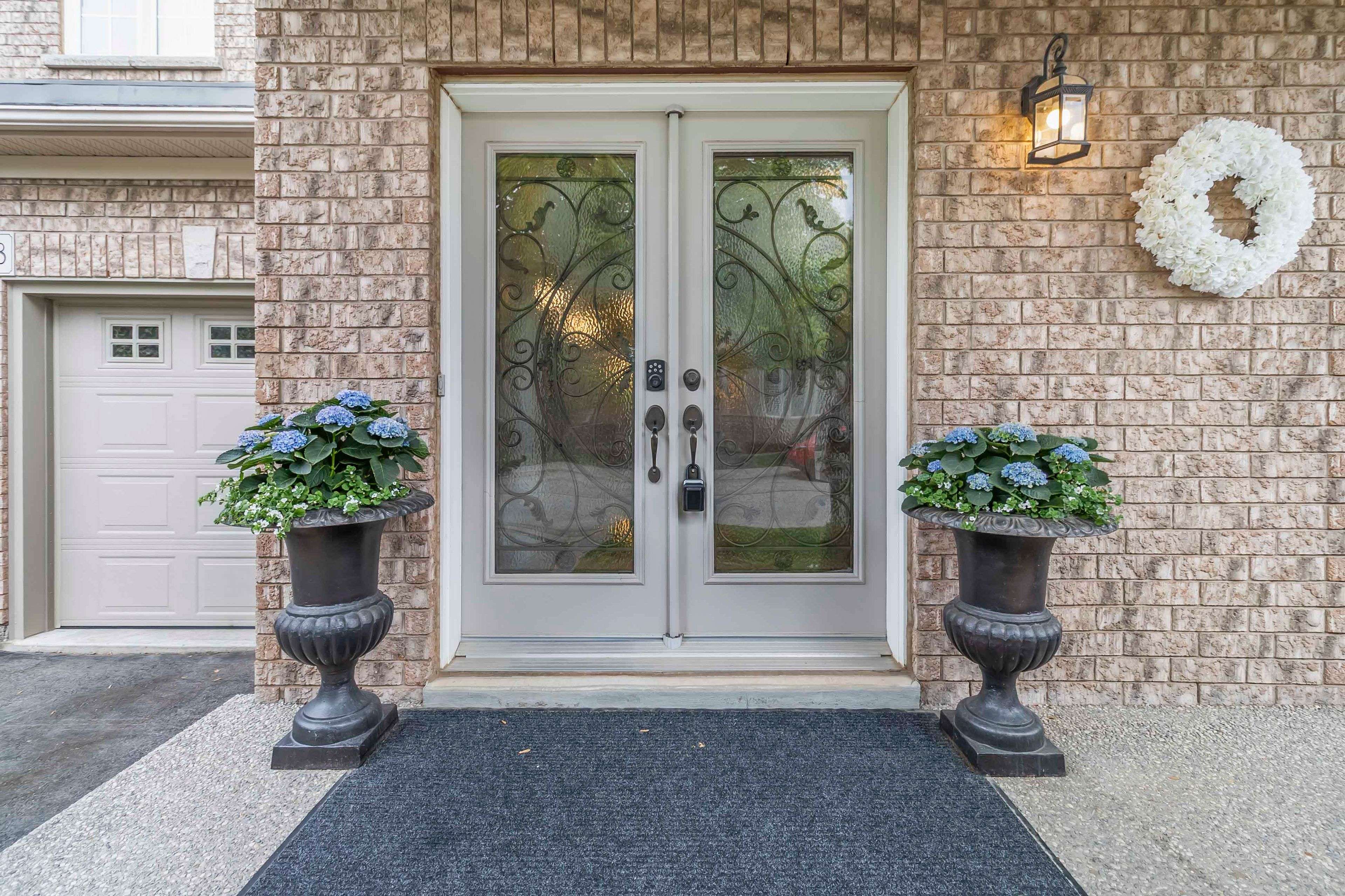 Burlington, ON L7L 7M7,2468 Whitehorn DR
