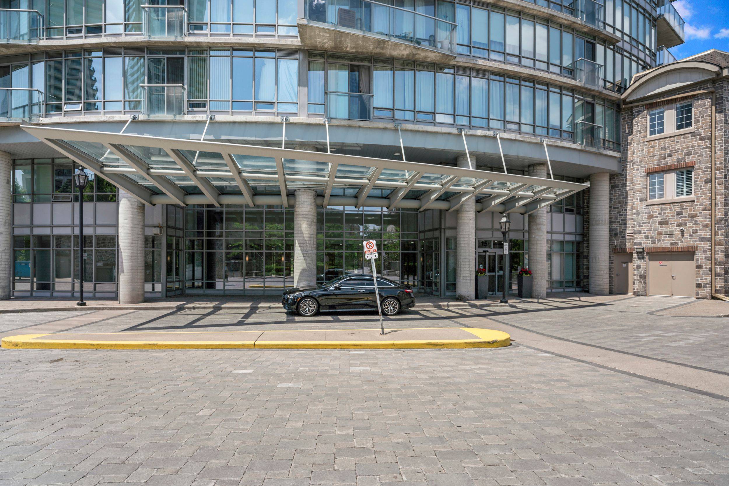 Toronto W01, ON M6S 5A2,15 Windermere AVE #2401