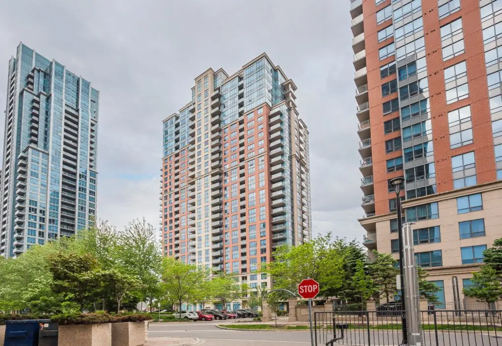 25 Viking LN #2355, Toronto W08, ON M9B 0A1