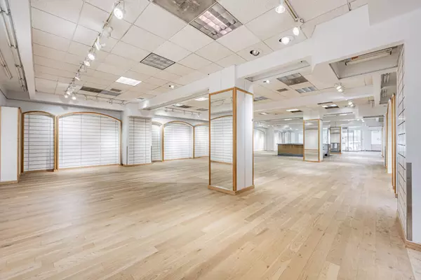Toronto C04, ON M4P 2J3,2574 Yonge ST