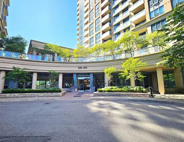 25 Viking LN #2355, Toronto W08, ON M9B 0A1