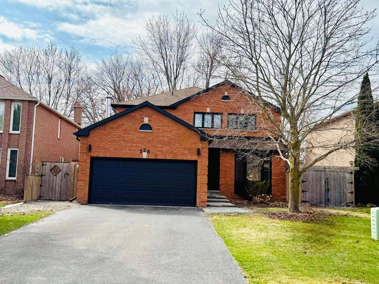228 Elman CRES, Newmarket, ON L3Y 7X3