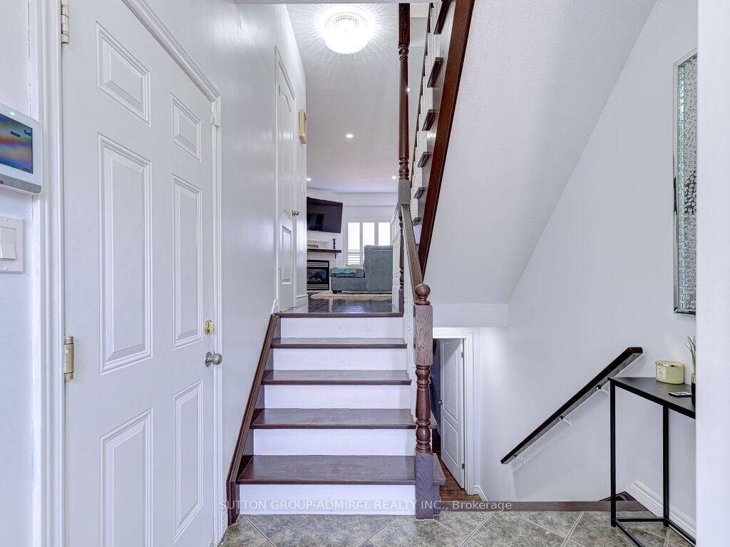 Hamilton, ON L8E 0B9,31 Palacebeach TRL