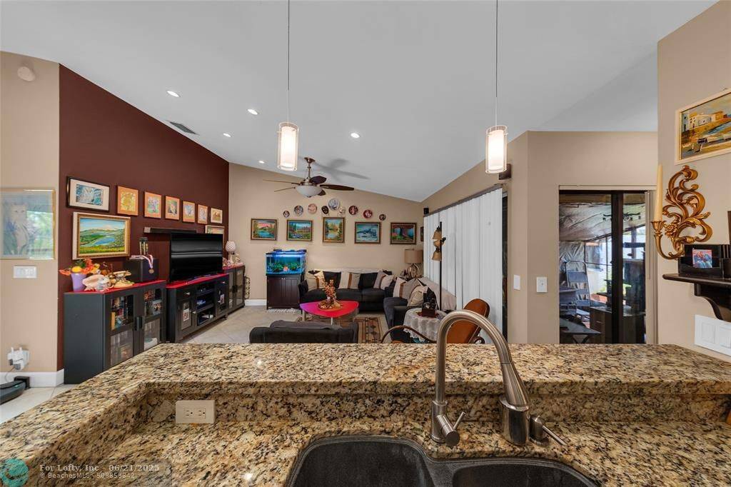 Oakland Park, FL 33309,3074 S Oakland Forest Dr  #702