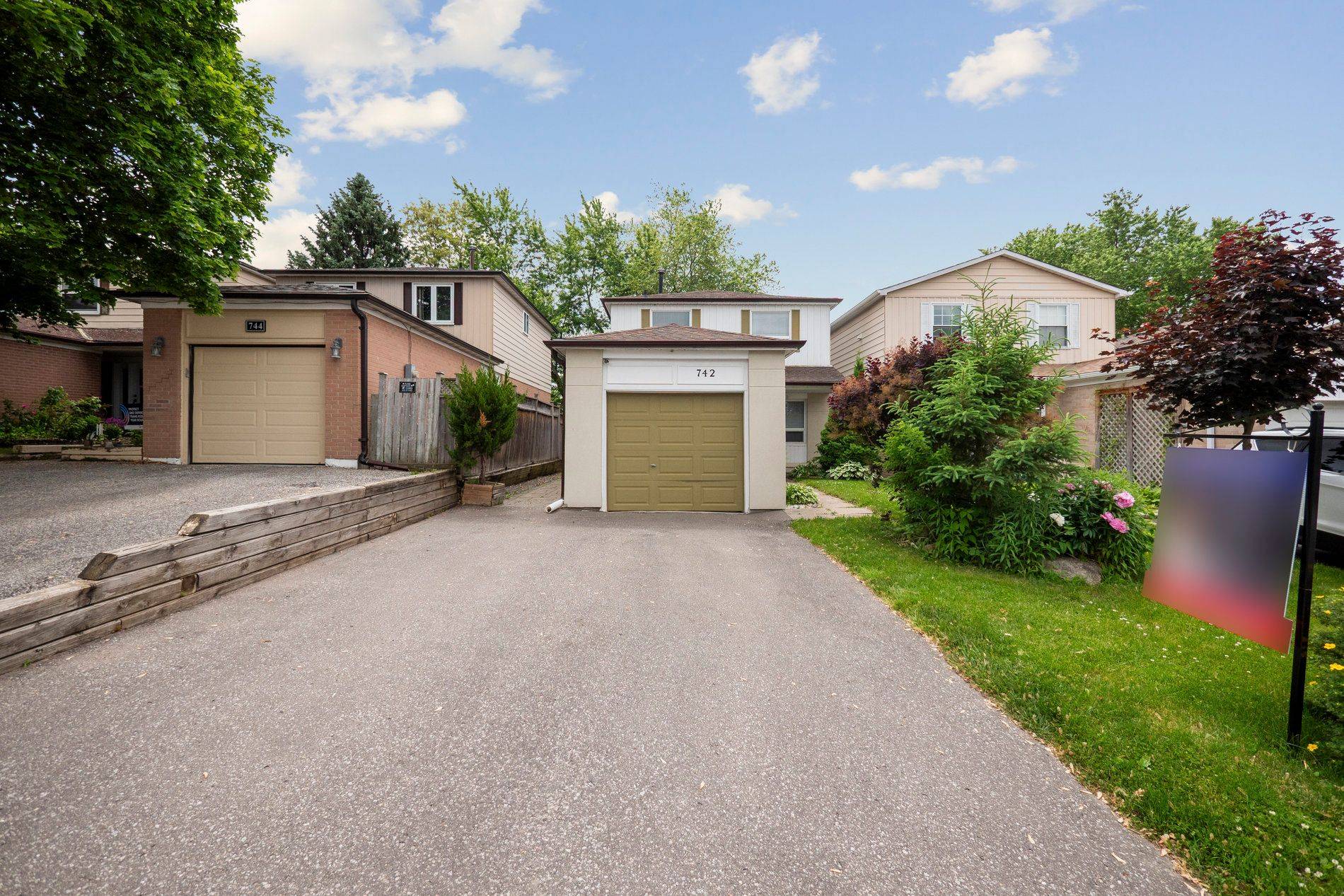 Newmarket, ON L3Y 4Z2,742 Beman DR