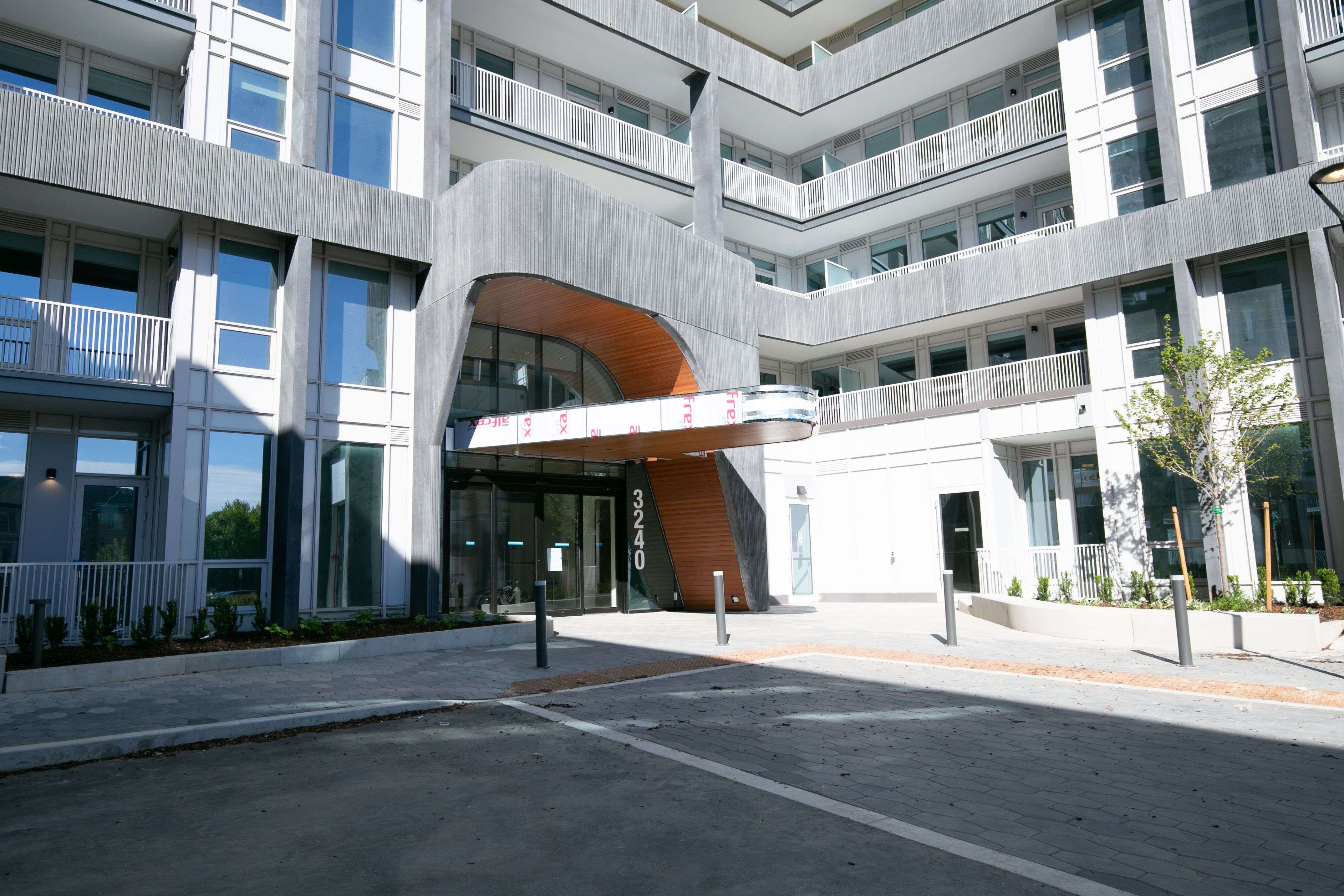 Oakville, ON L6H 0X1,3240 William Coltson AVE #302