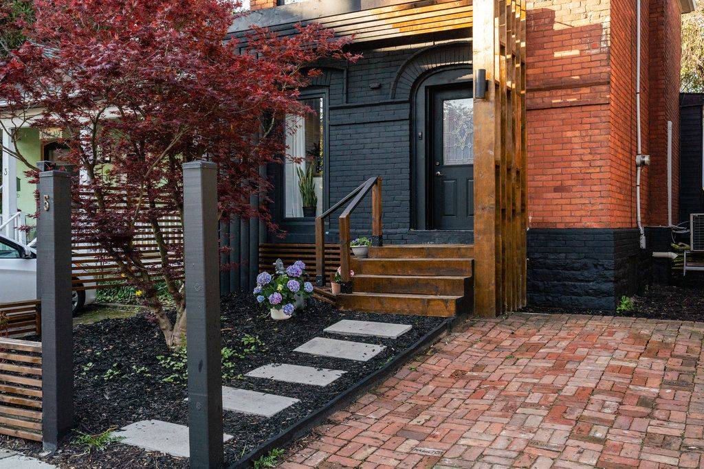 Hamilton, ON L8P 2A2,5 Pine ST