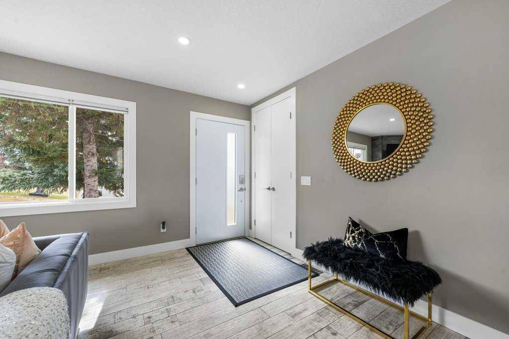 Calgary, AB T2A 5P5,656 Malvern DR Northeast