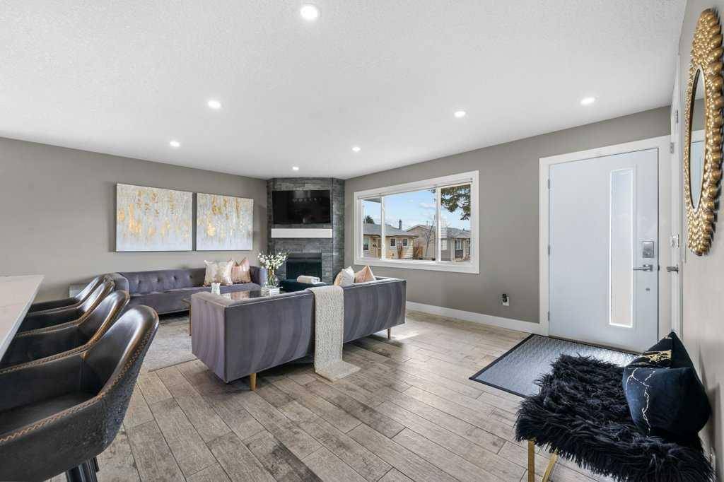 Calgary, AB T2A 5P5,656 Malvern DR Northeast
