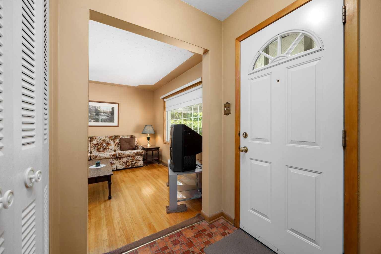 Calgary, AB T2S 1B3,323 45 AVE Southwest
