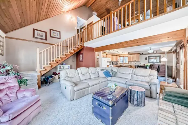 Half Moon Bay, AB T4S 1S1,11 Hummingbird LN