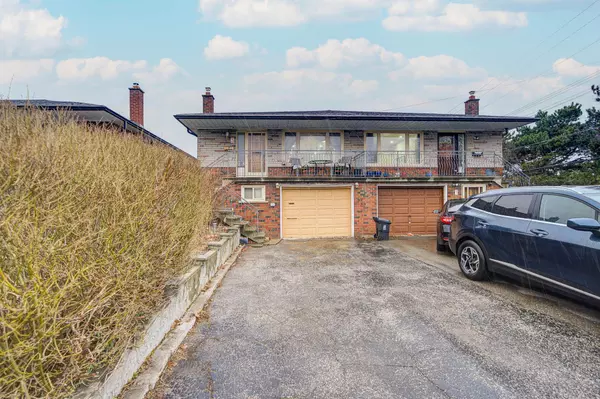 3 Lakeland DR, Toronto W10, ON M9V 1M8