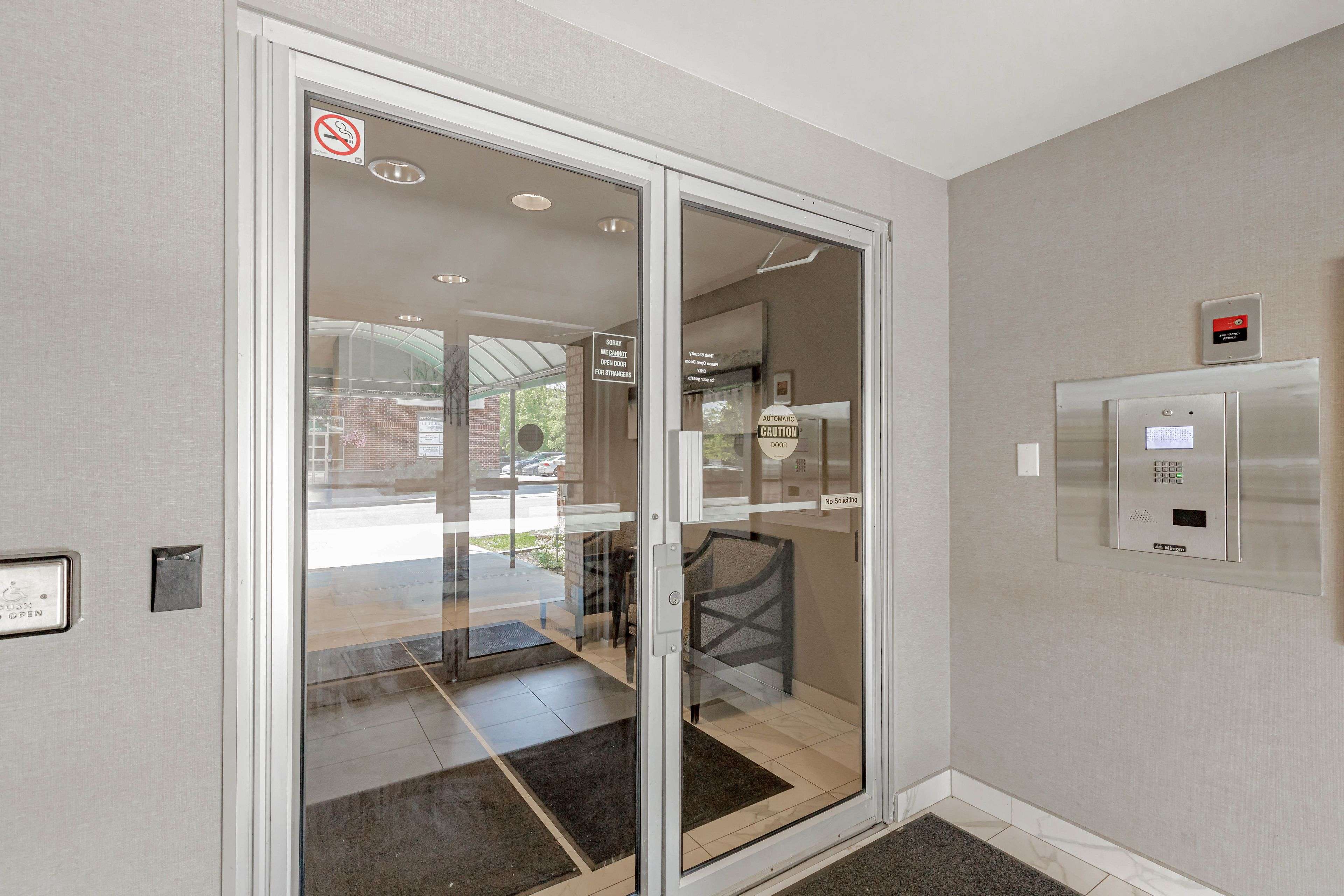 Mississauga, ON L5M 6T6,32 Tannery ST #401
