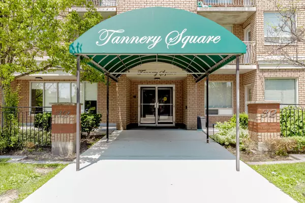 Mississauga, ON L5M 6T6,32 Tannery ST #401