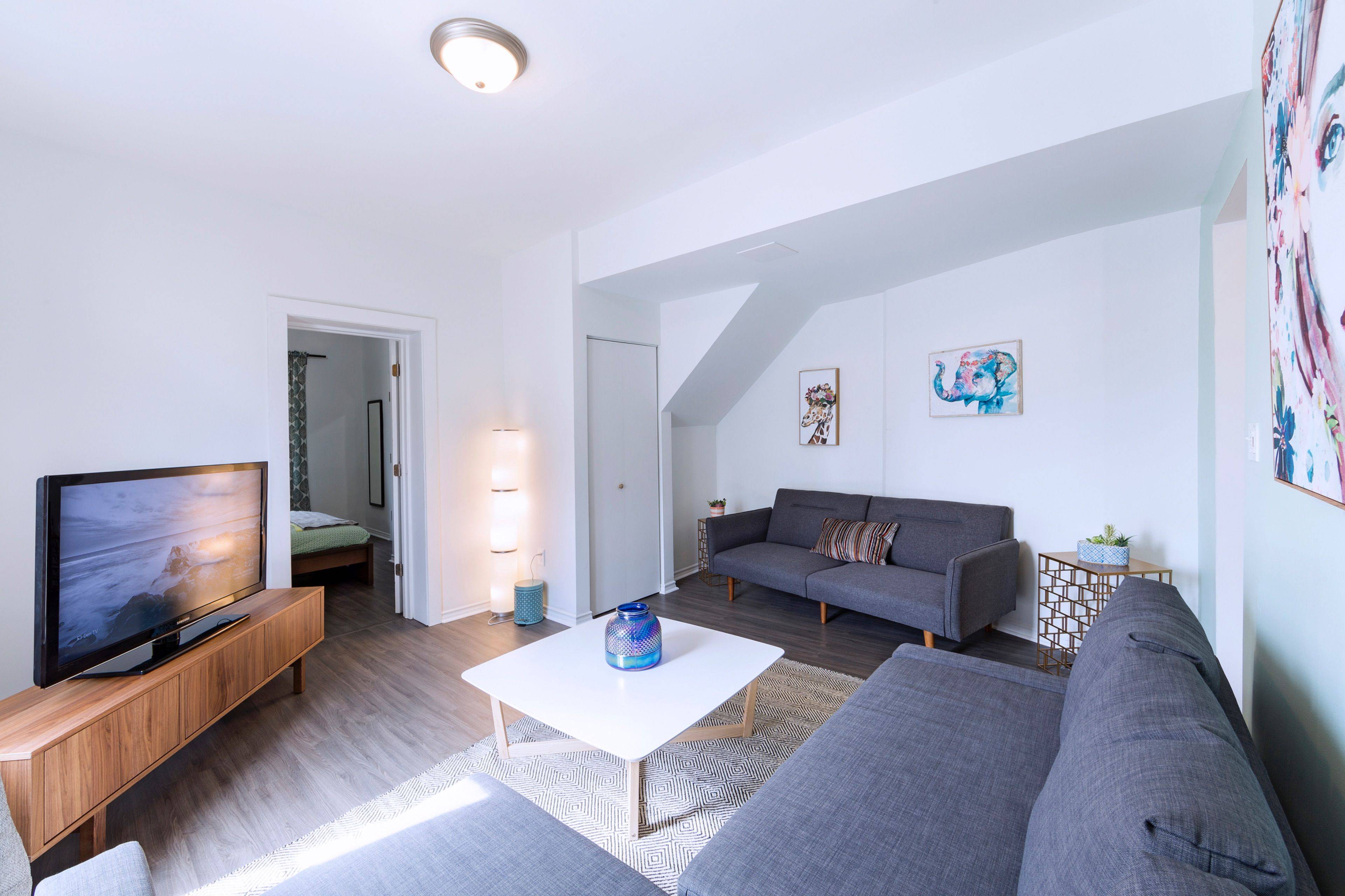 Toronto C01, ON M6J 2T2,1 Beatrice ST #2