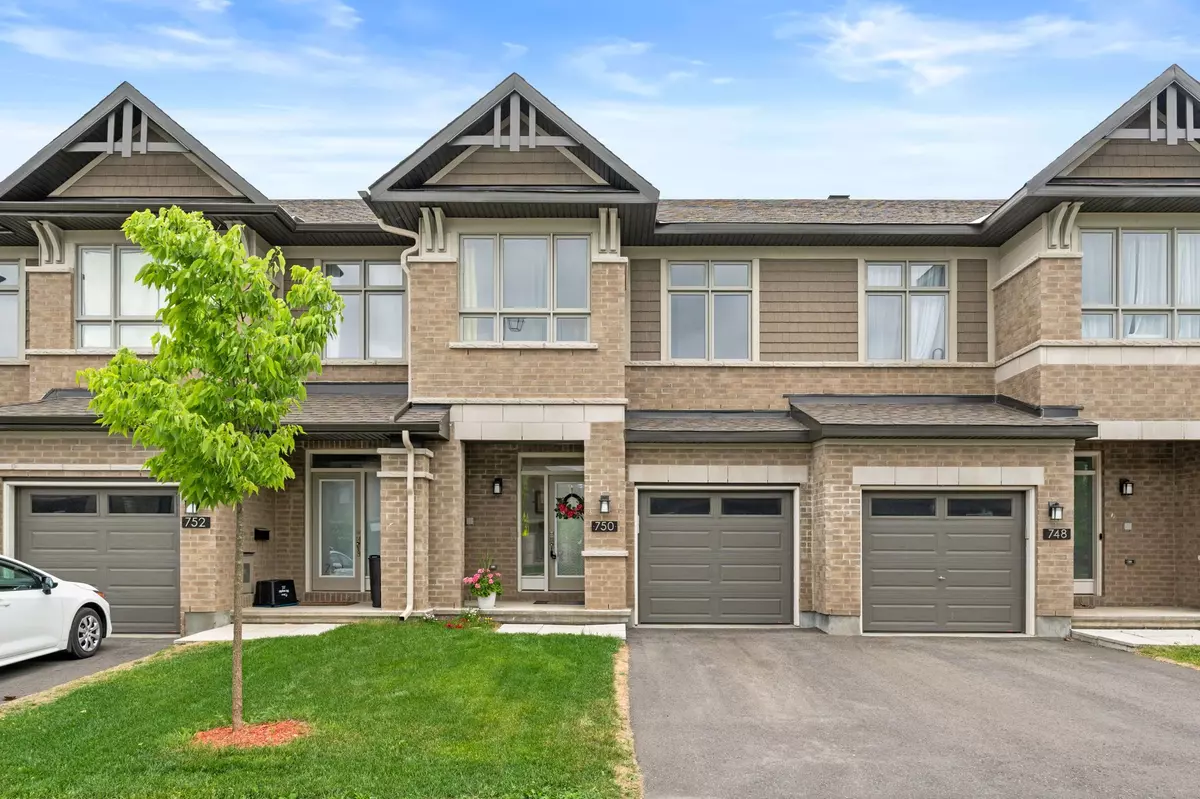 Blossom Park - Airport And Area, ON K1X 0H6,750 Miikana RD