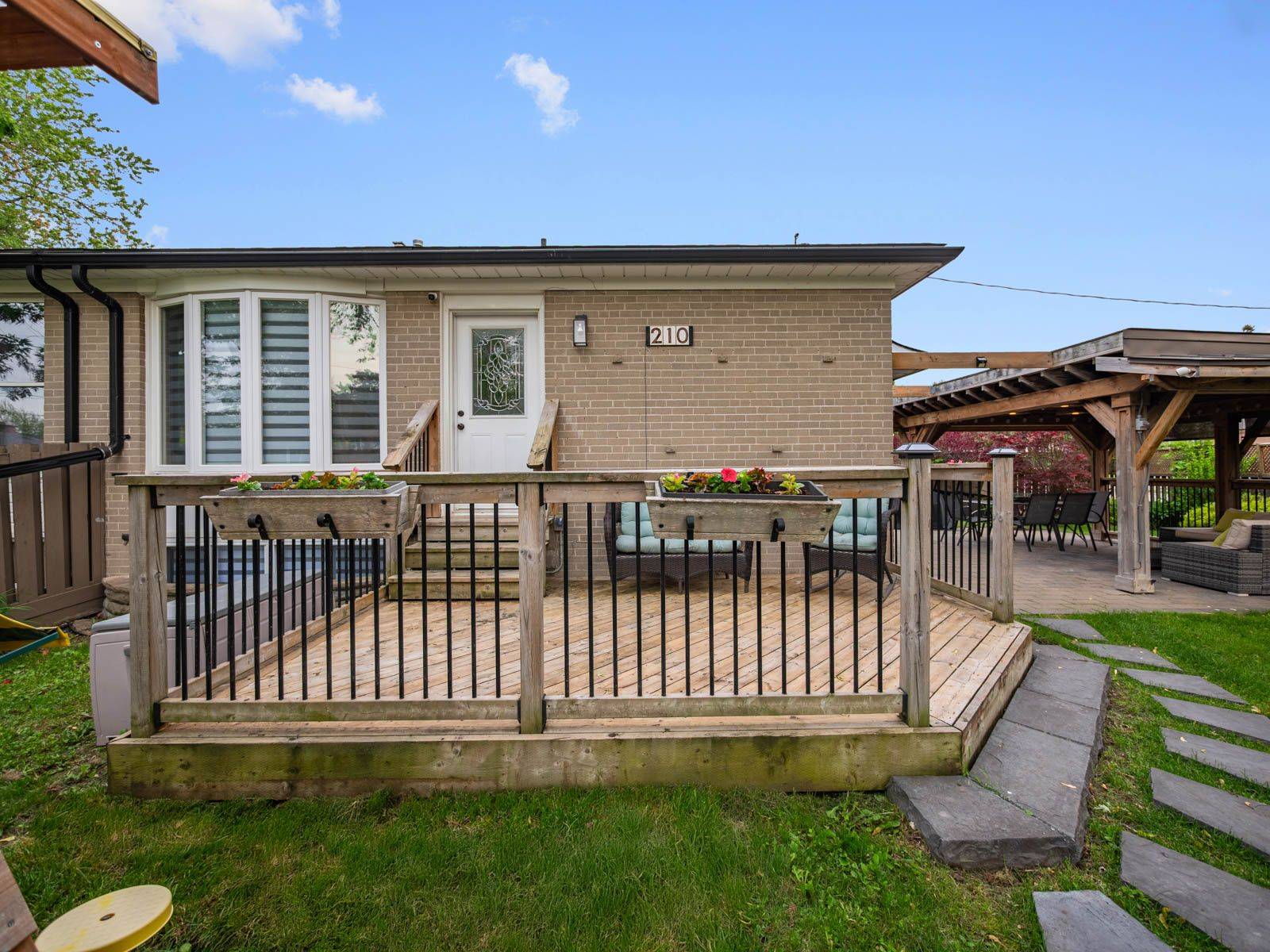 Richmond Hill, ON L4C 2W6,210 Ashlar RD