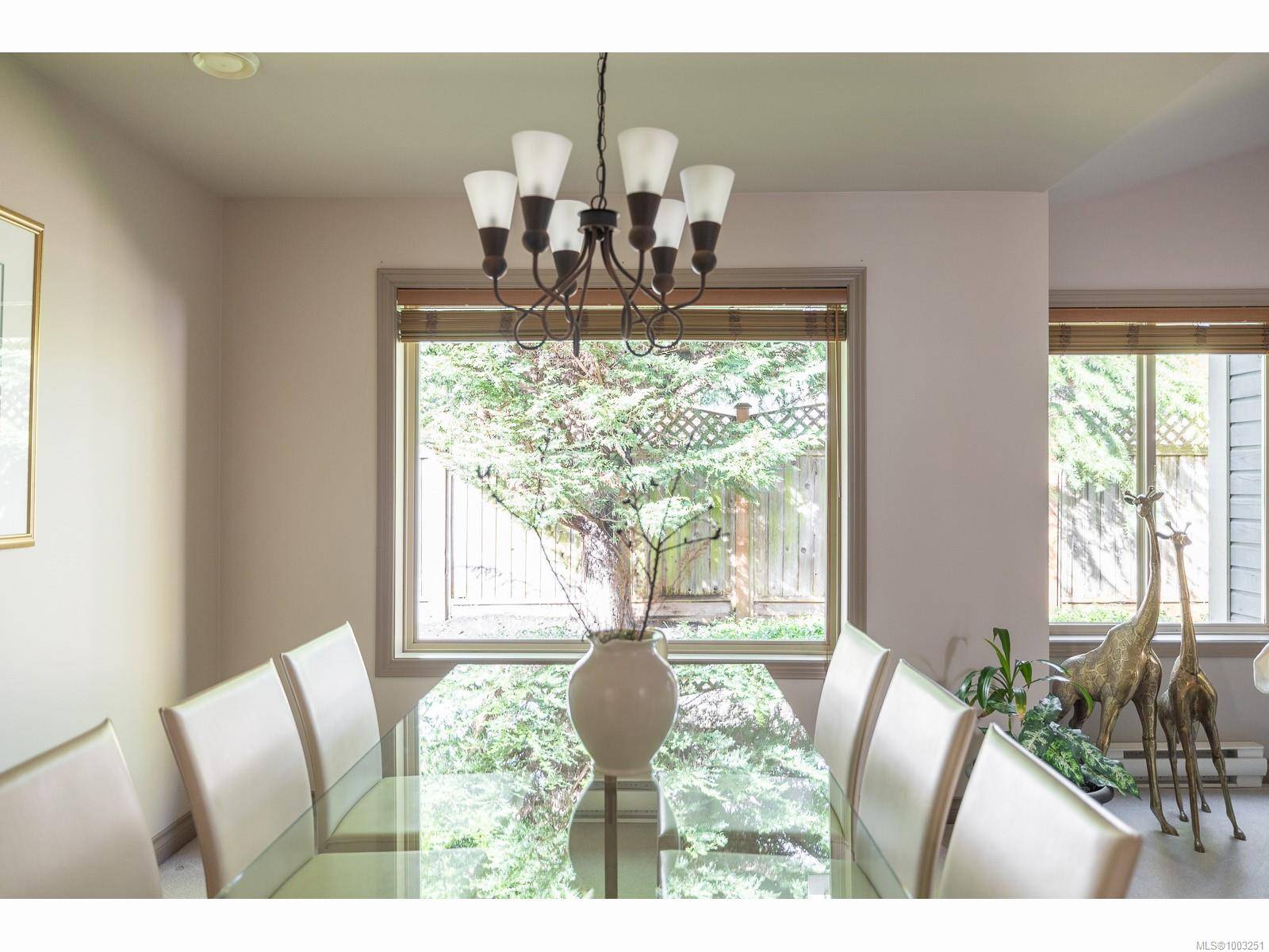Qualicum Beach, BC V9K 1A1,585 HAZELWOOD Pl