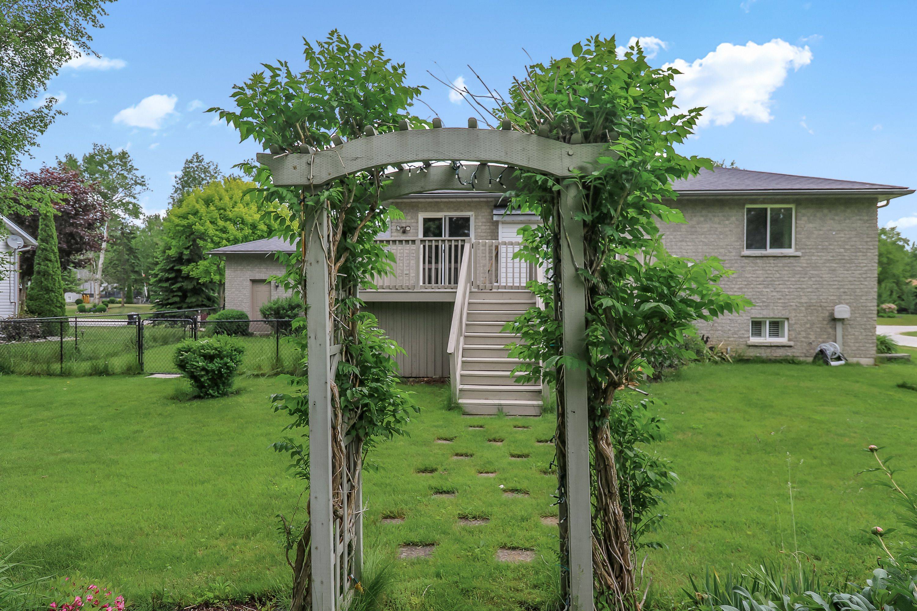 Wasaga Beach, ON L9Z 1N4,16 Martyn DR