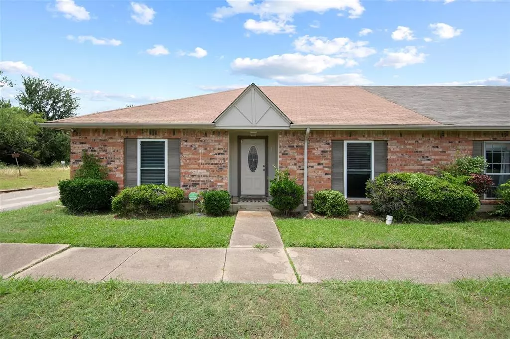 Grand Prairie, TX 75052,31 W Townhouse Lane #20