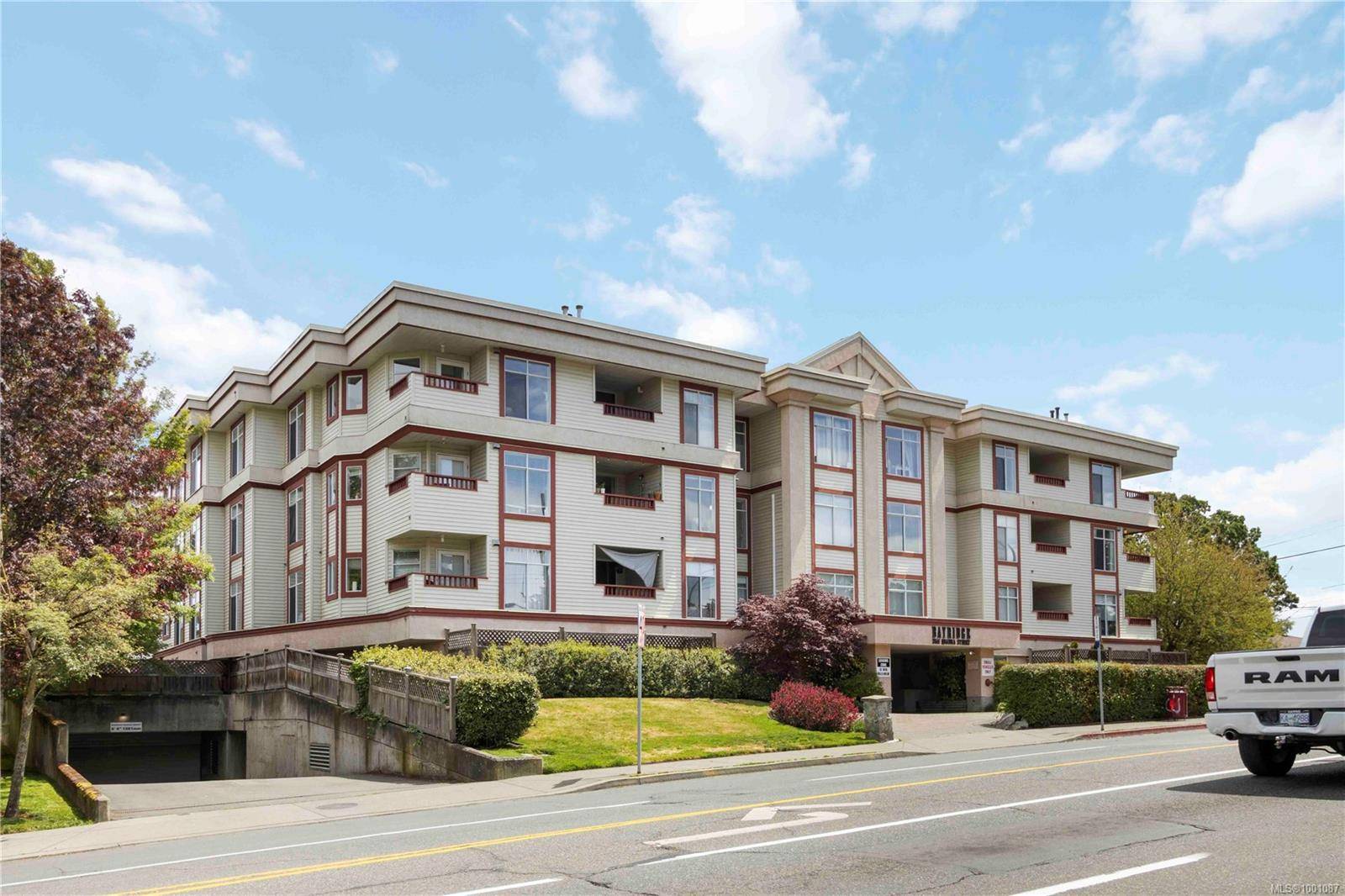 Victoria, BC V8T 4E1,2511 Quadra St #306