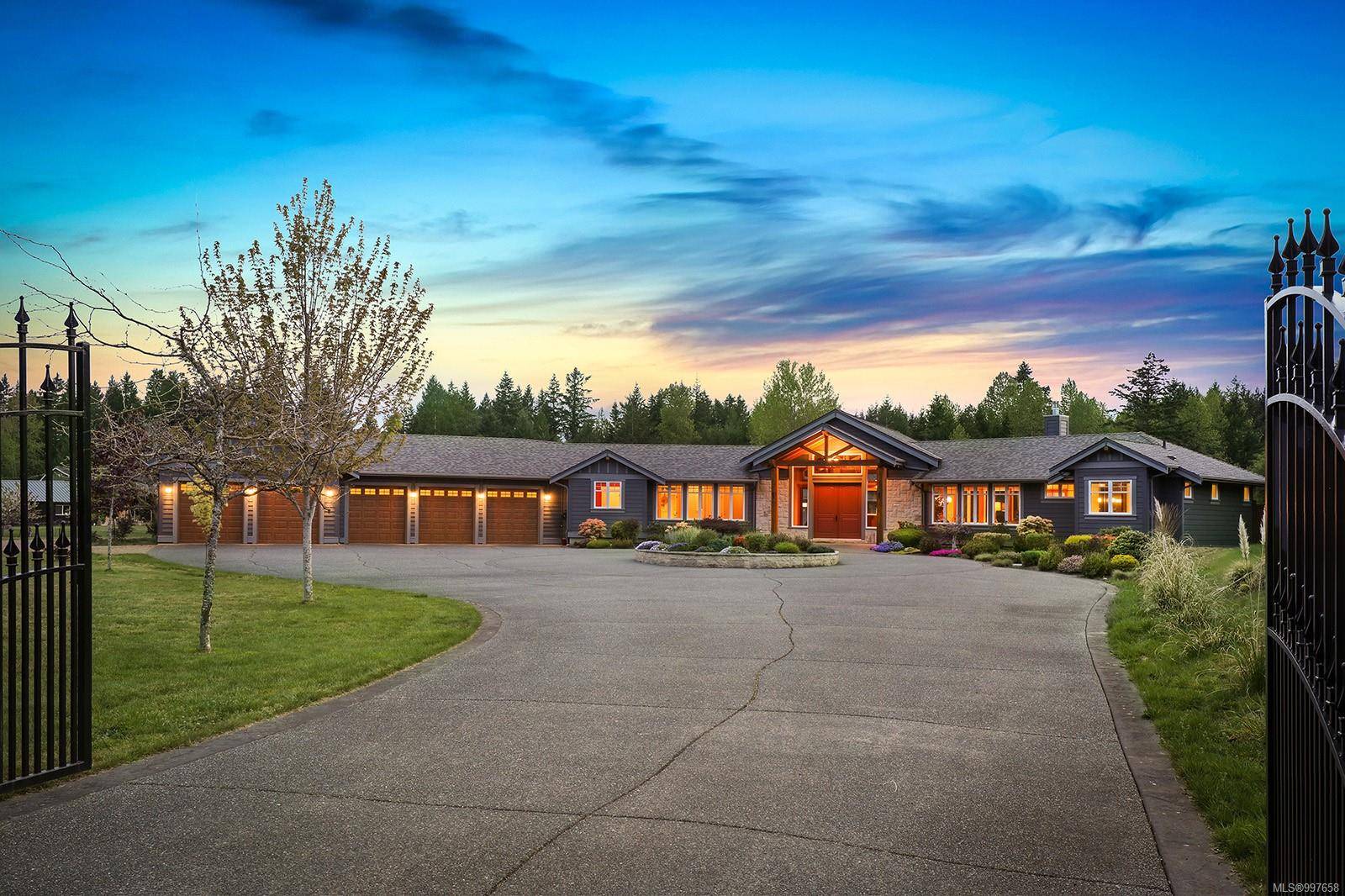 1151 Anderton Rd, Comox, BC V9M 3Y8