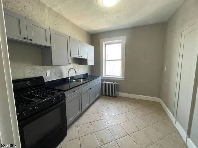 Newark City, NJ 07112,16 Irving St #C2