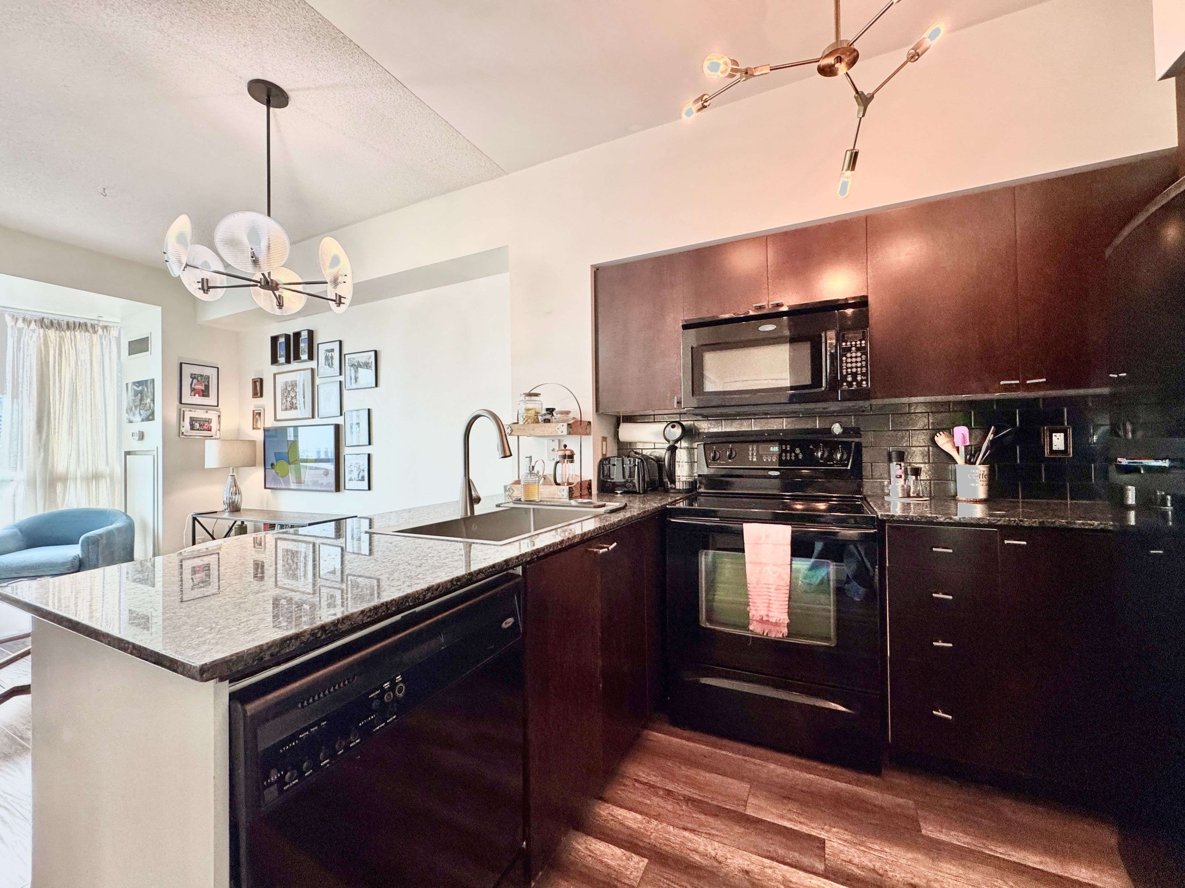 Toronto C01, ON M5V 1B2,231 Fort York BLVD #1212