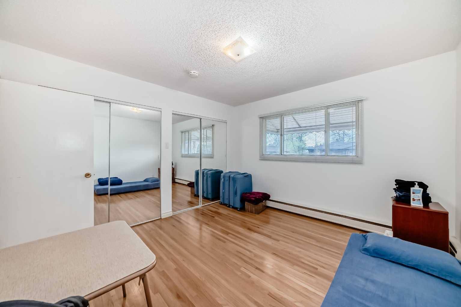 Calgary, AB T2V0S3,708 75 AVE SW