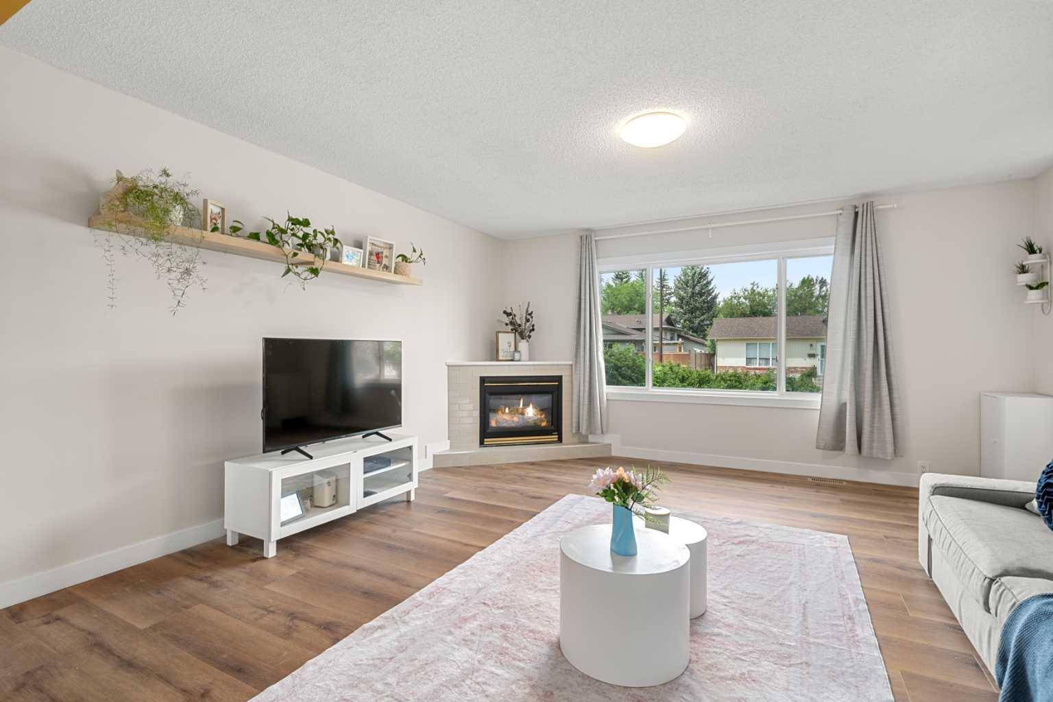 Calgary, AB T2W 3C1,264 Bracewood RD Southwest