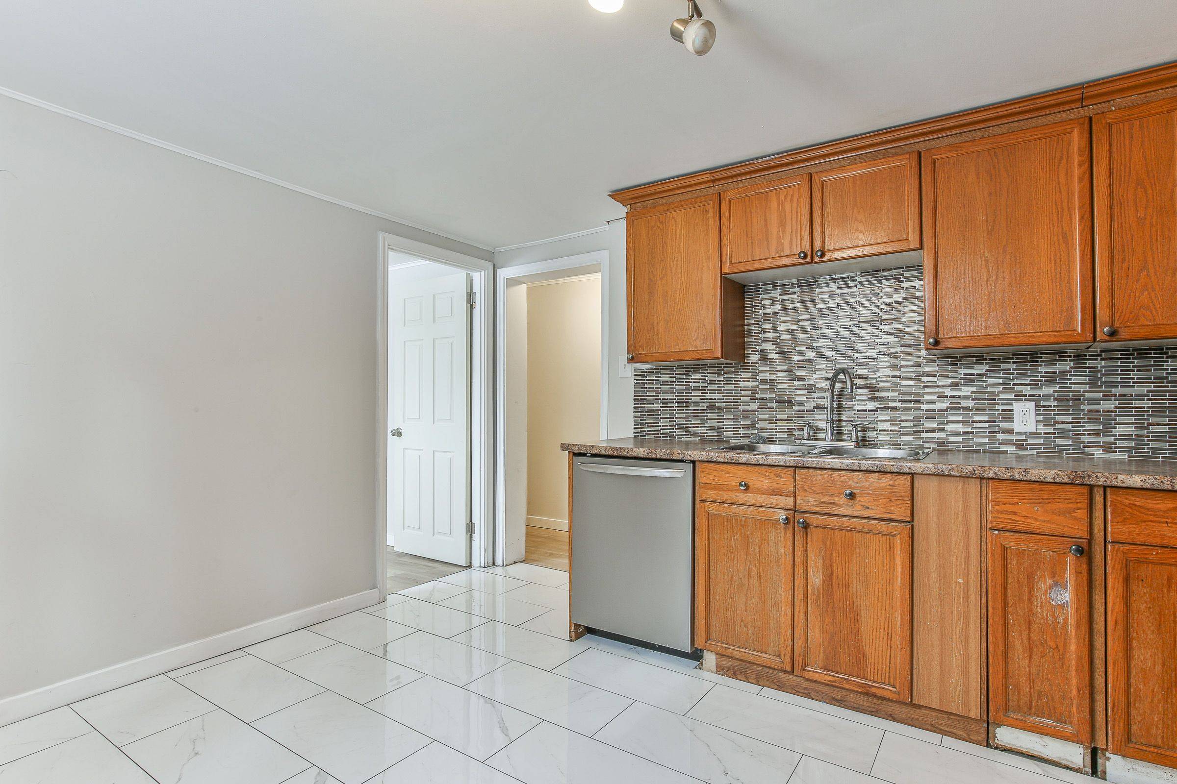 London East, ON N5Y 1Y4,13 Sterling ST #1