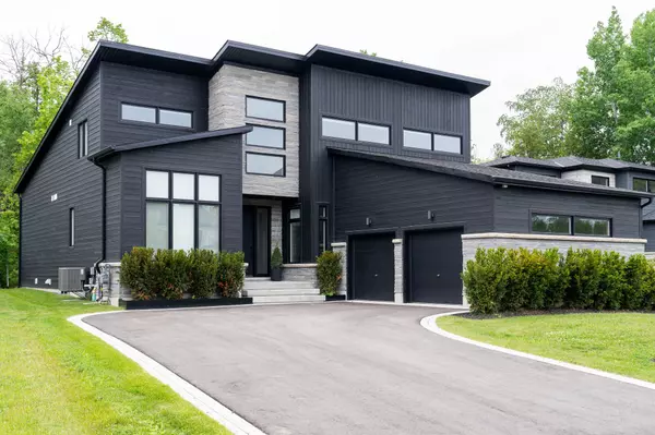 102 Tekiah RD, Blue Mountains, ON N0H 1J0