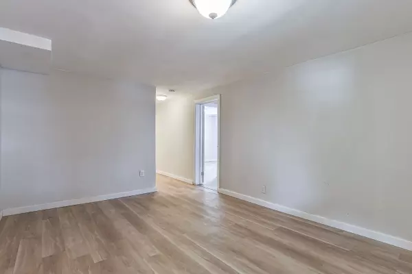 London East, ON N5Y 1Y4,13 Sterling ST #1
