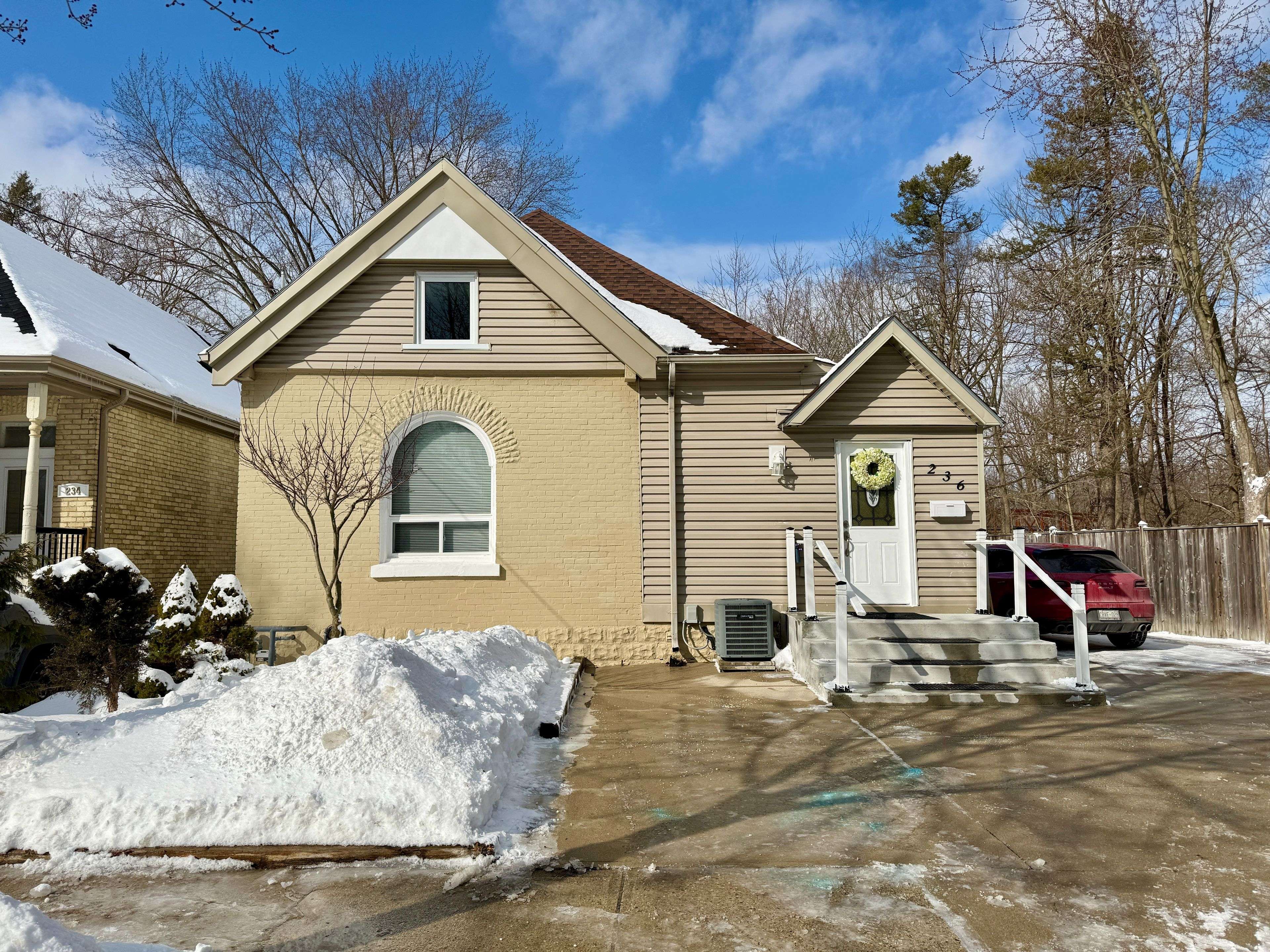 236 Raymond AVE, London East, ON N6A 2N1