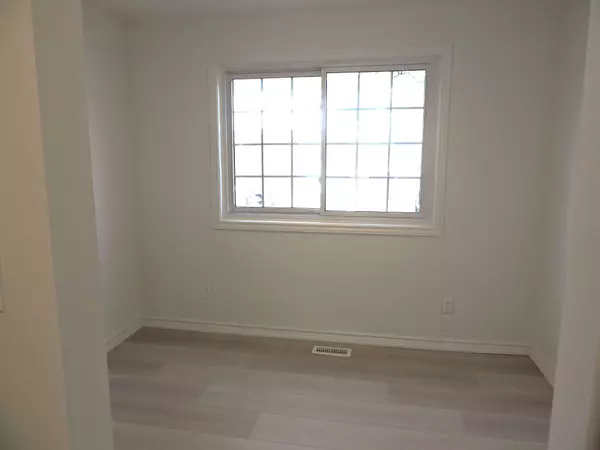 Niagara Falls, ON L2G 3A9,5852 Frontenac ST #6