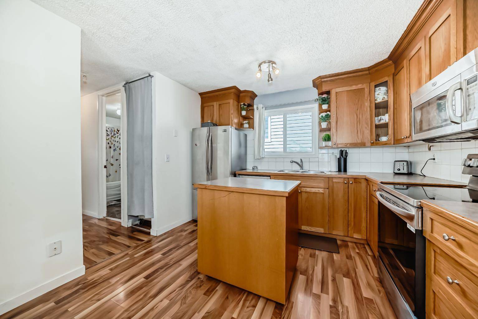 Calgary, AB T2A 6M1,6907 4 AVE NE