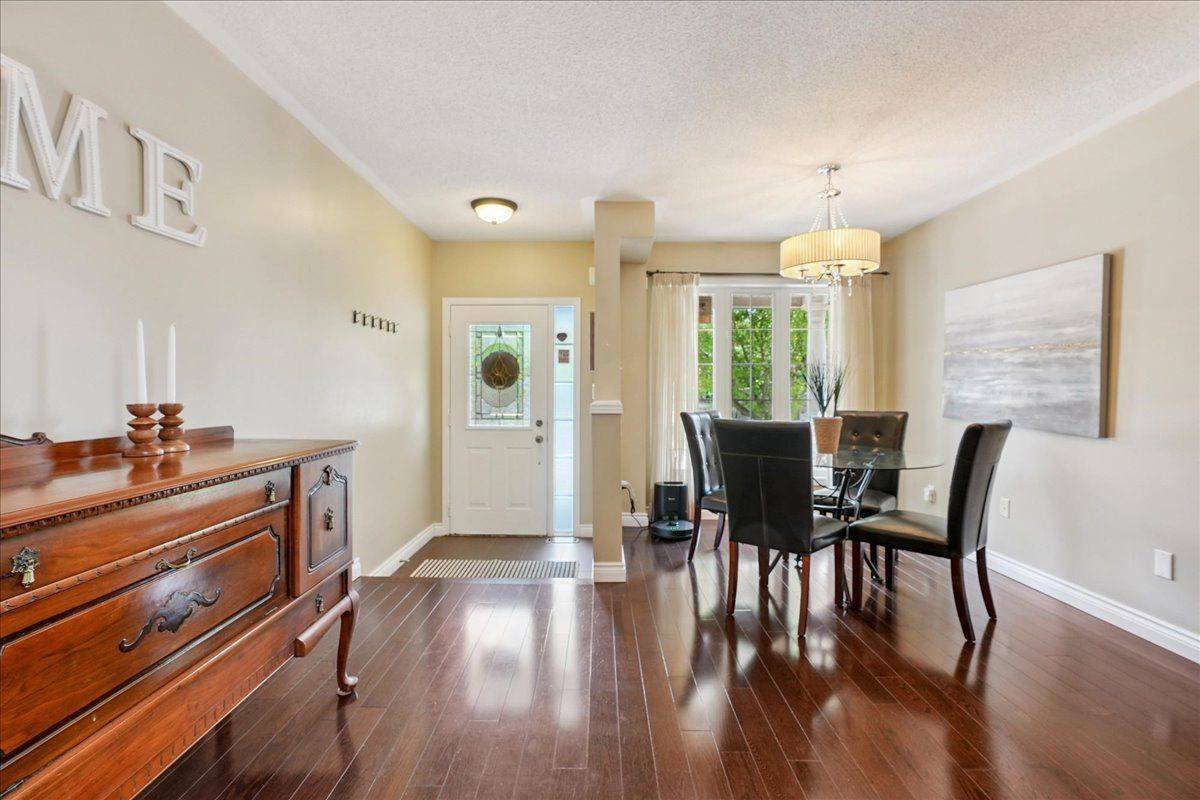 Burlington, ON L7L 6X3,648 Julia AVE