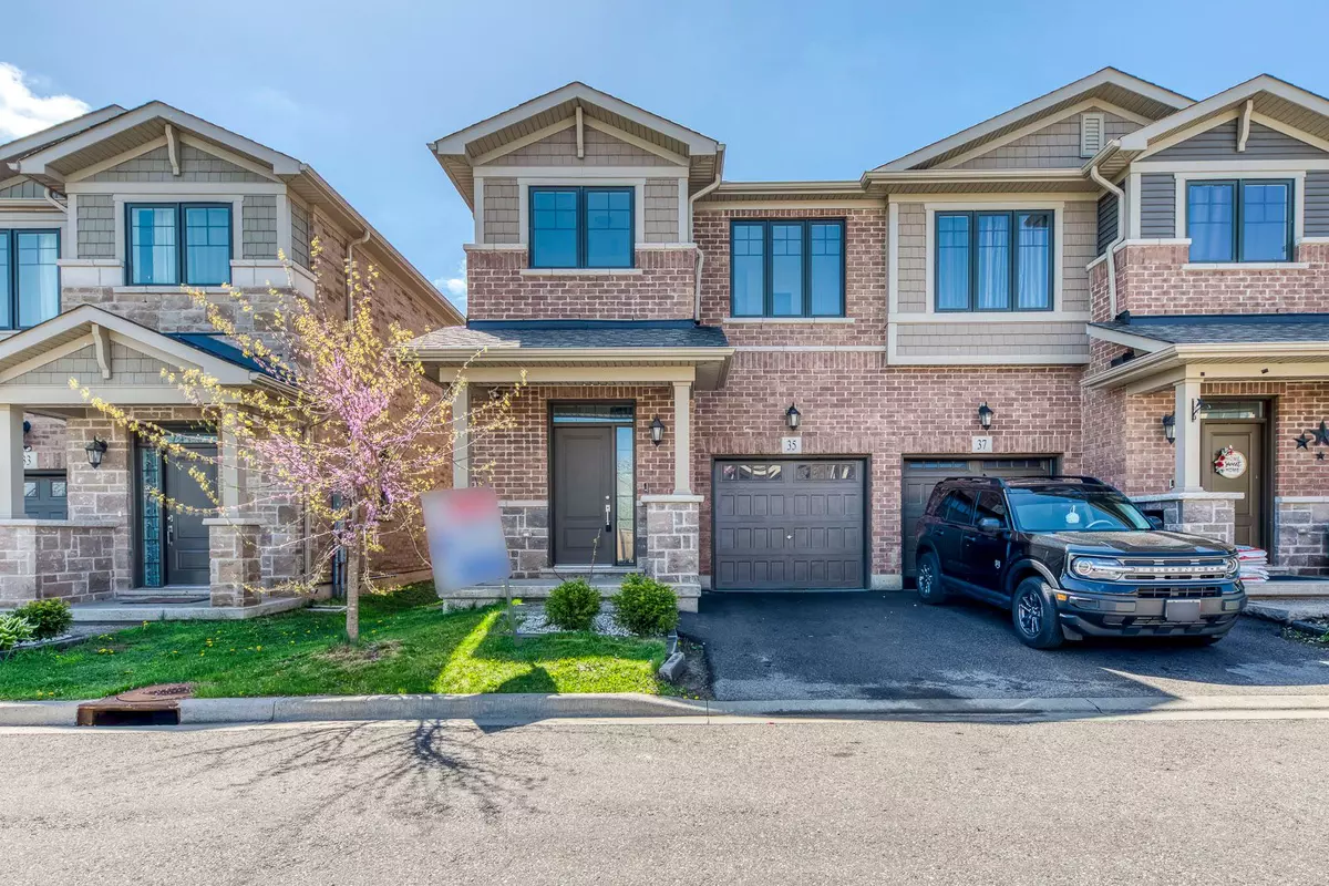 Hamilton, ON L8K 0A4,35 Pelican LN