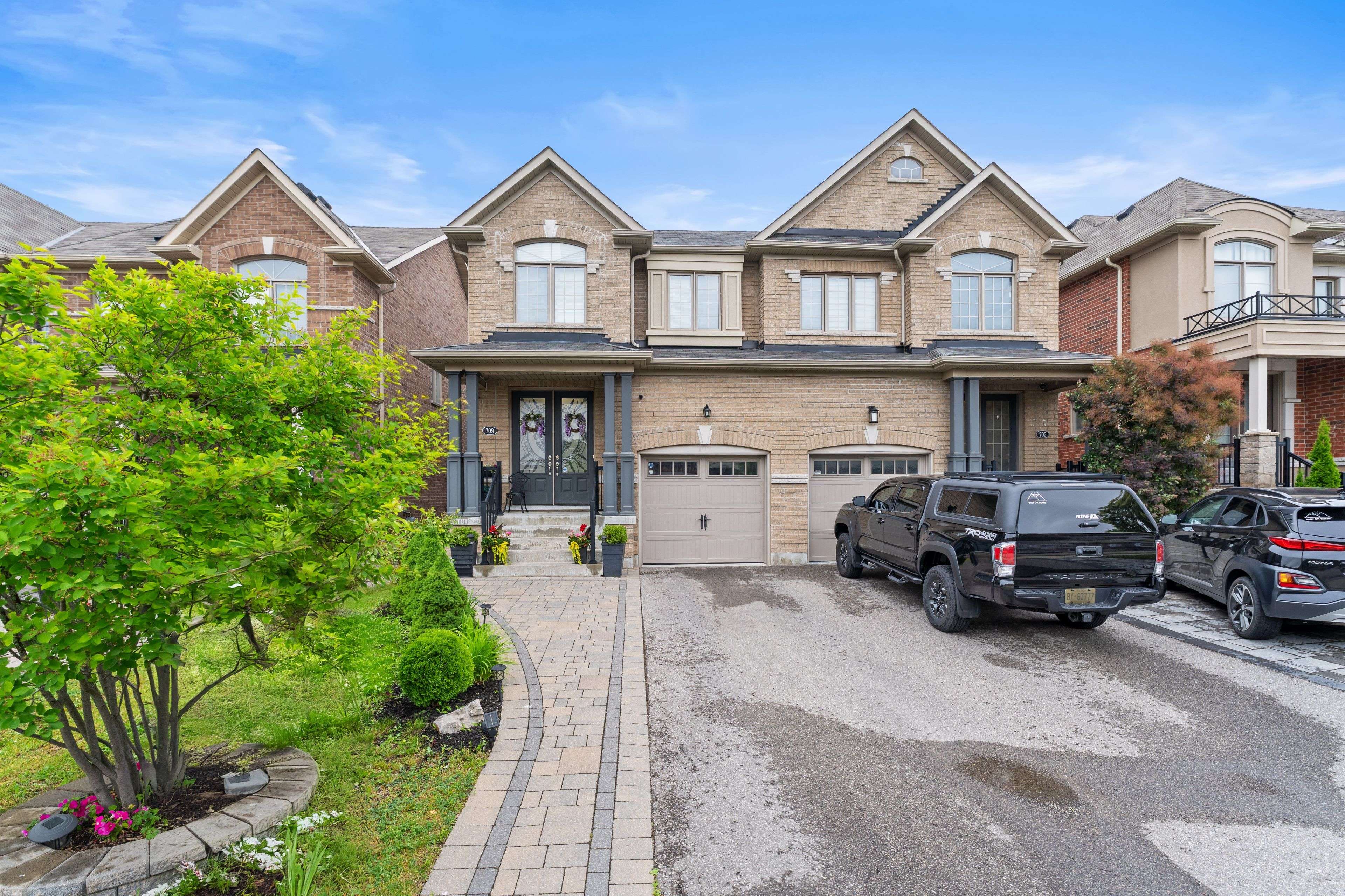 Newmarket, ON L3X 0H4,709 Yarfield CRES