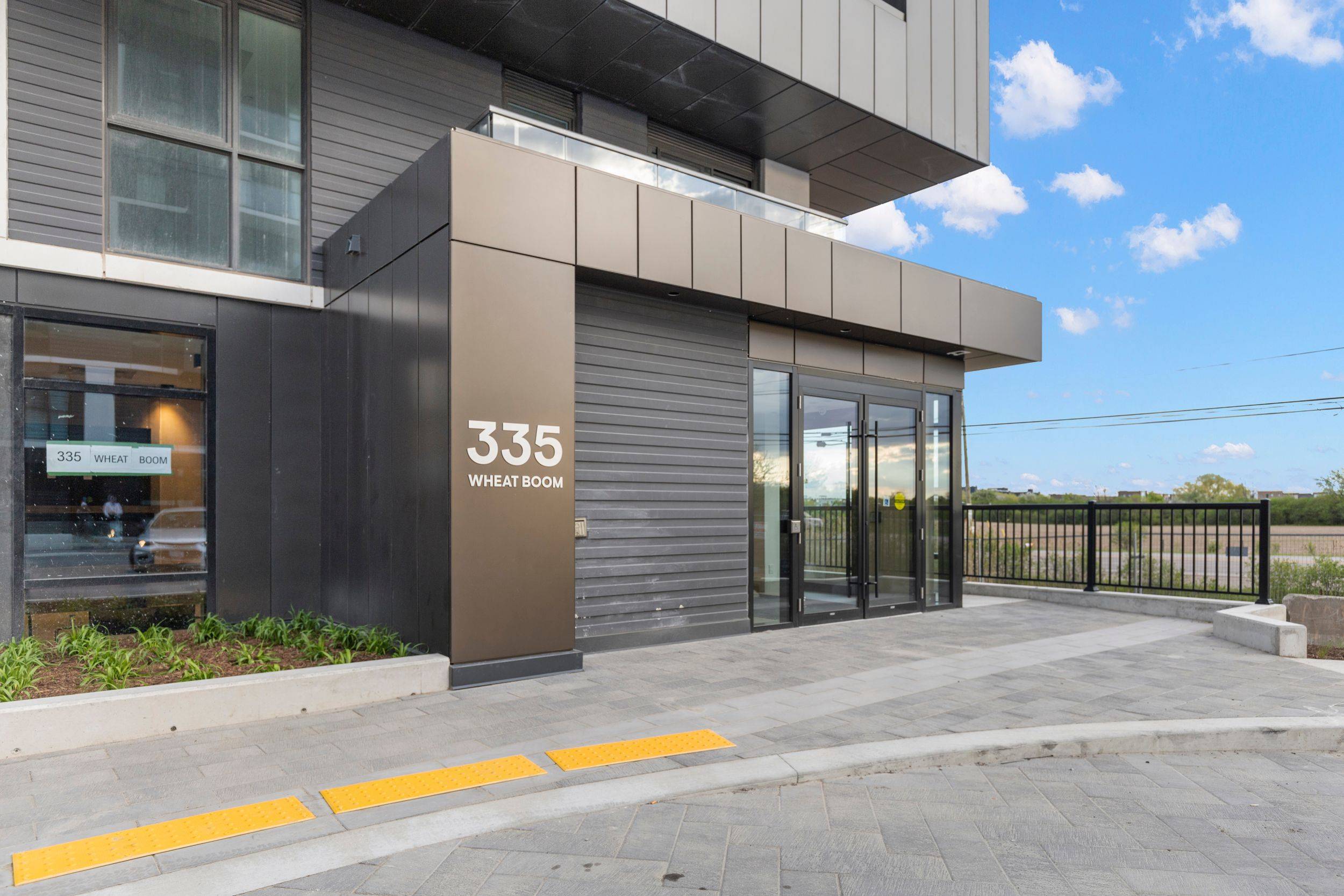Oakville, ON L6H 7C2,335 Wheatboom DR #705