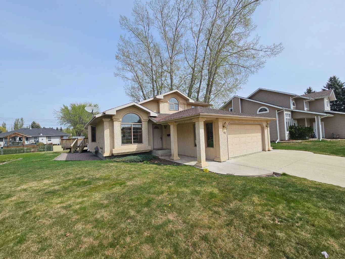 41 Pickwick LN, Lacombe, AB T4L 1T5