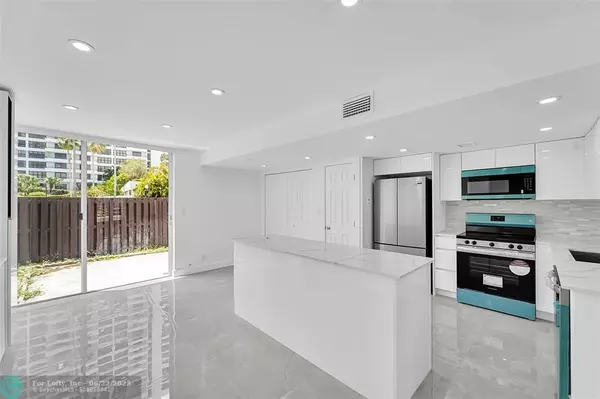 2318 NE 7th St #34, Hallandale Beach, FL 33009