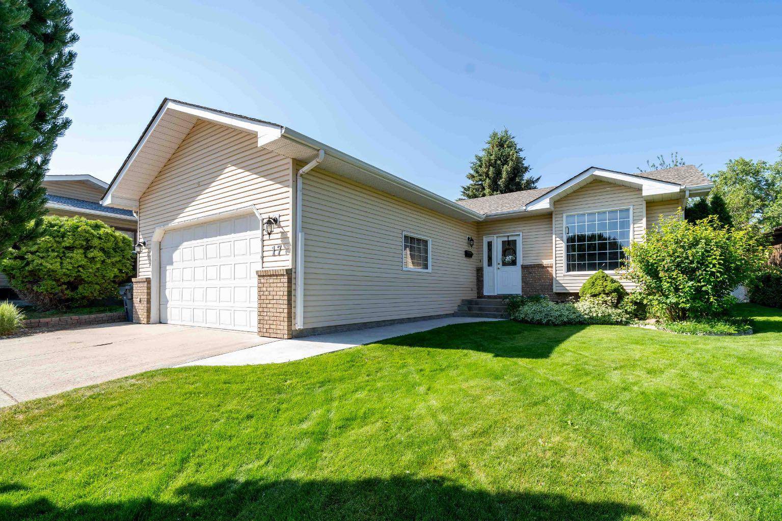 17 Greenwood CT Southwest, Medicine Hat, AB T1A7X7