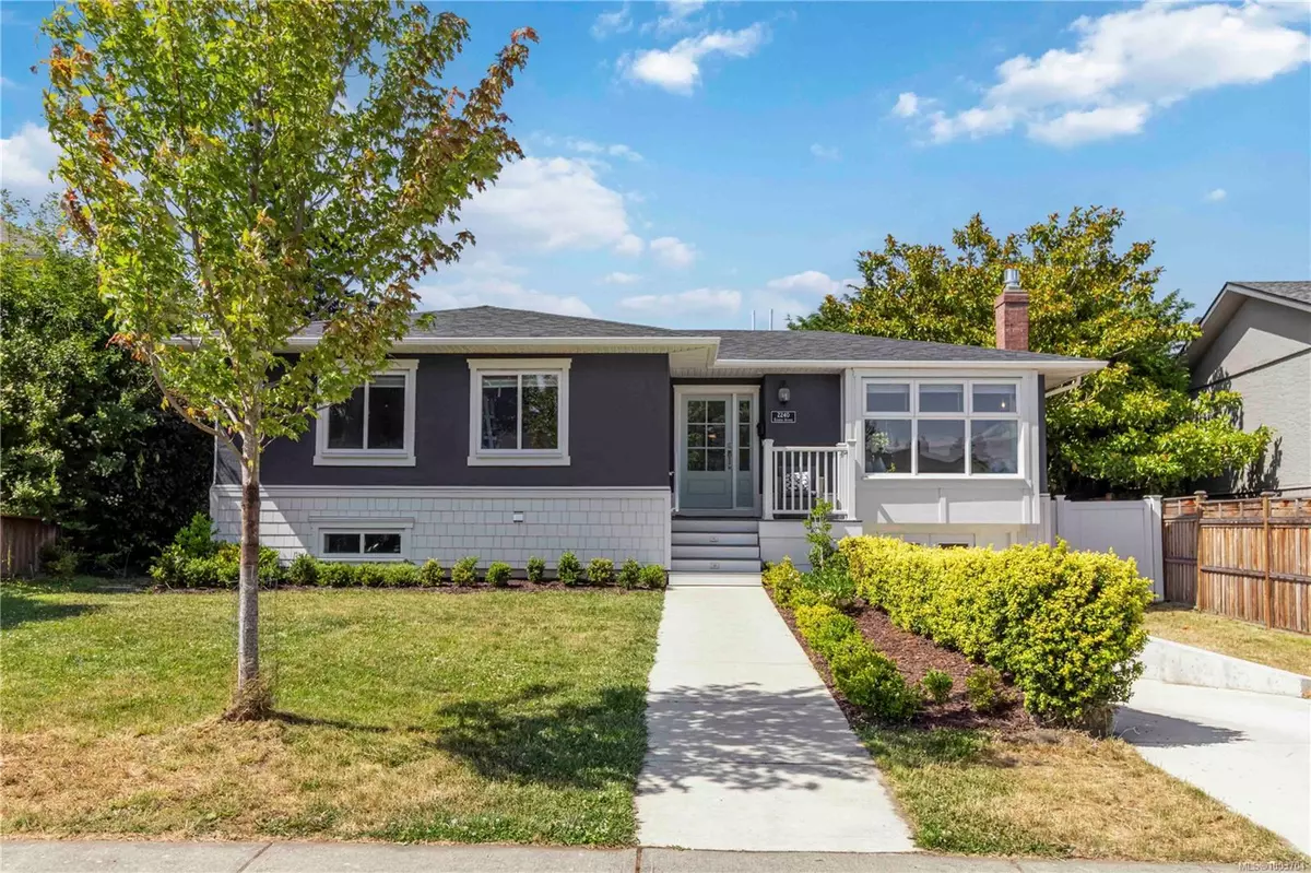 Oak Bay, BC V8R 2N5,2240 Kinross Ave