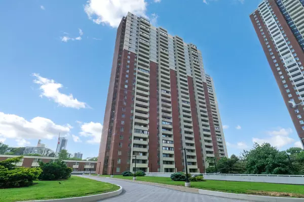 1 Massey SQ #1506, Toronto E03, ON M4C 5L4