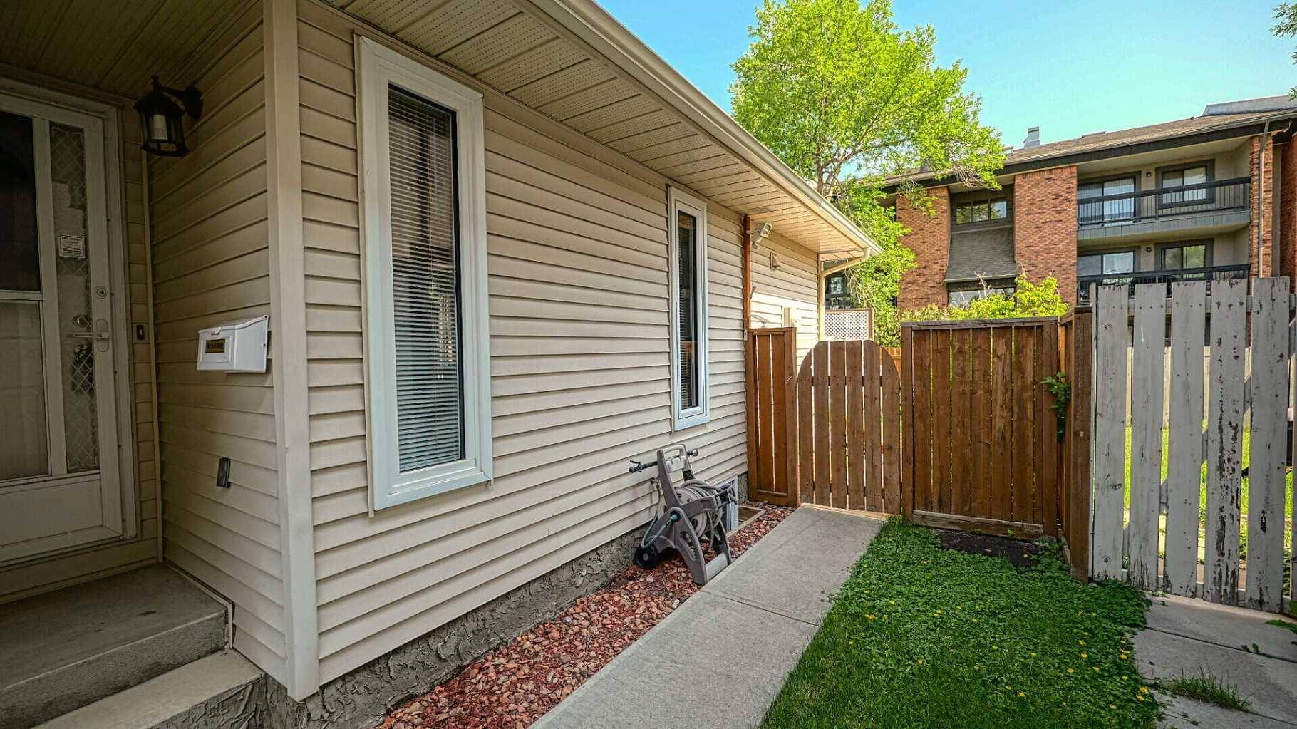 Calgary, AB T2J 6W6,15 Deer PL Southeast